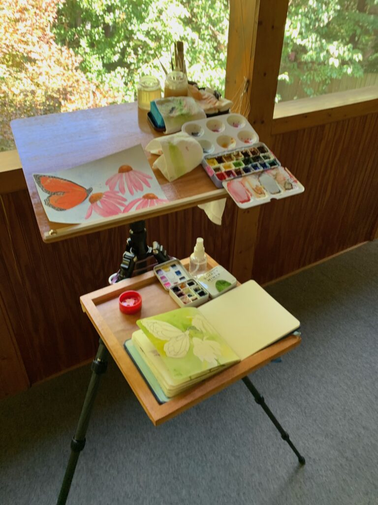 Staggered surfaces of portable easel for plein air painting is missing some ergonomic features